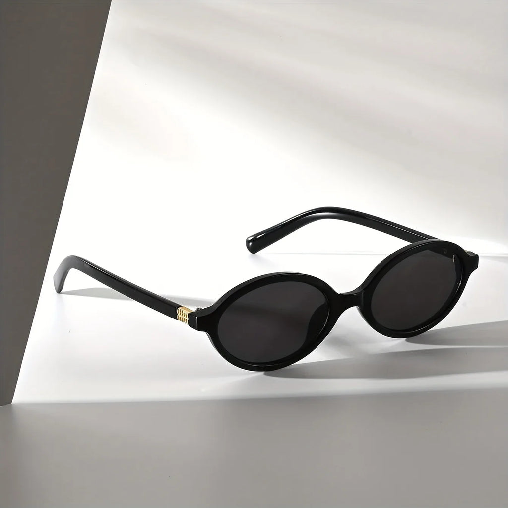 A Pair of Oval Retro PC Glasses for Men and Women with A Small Face Design/versatile for Multiple Indoor Scenes