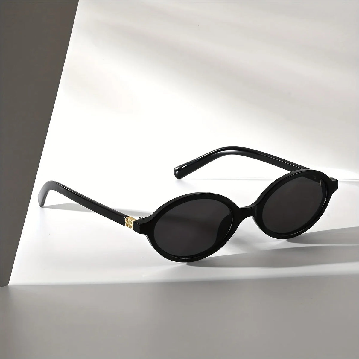 A Pair of Oval Retro PC Glasses for Men and Women with A Small Face Design/versatile for Multiple Indoor Scenes